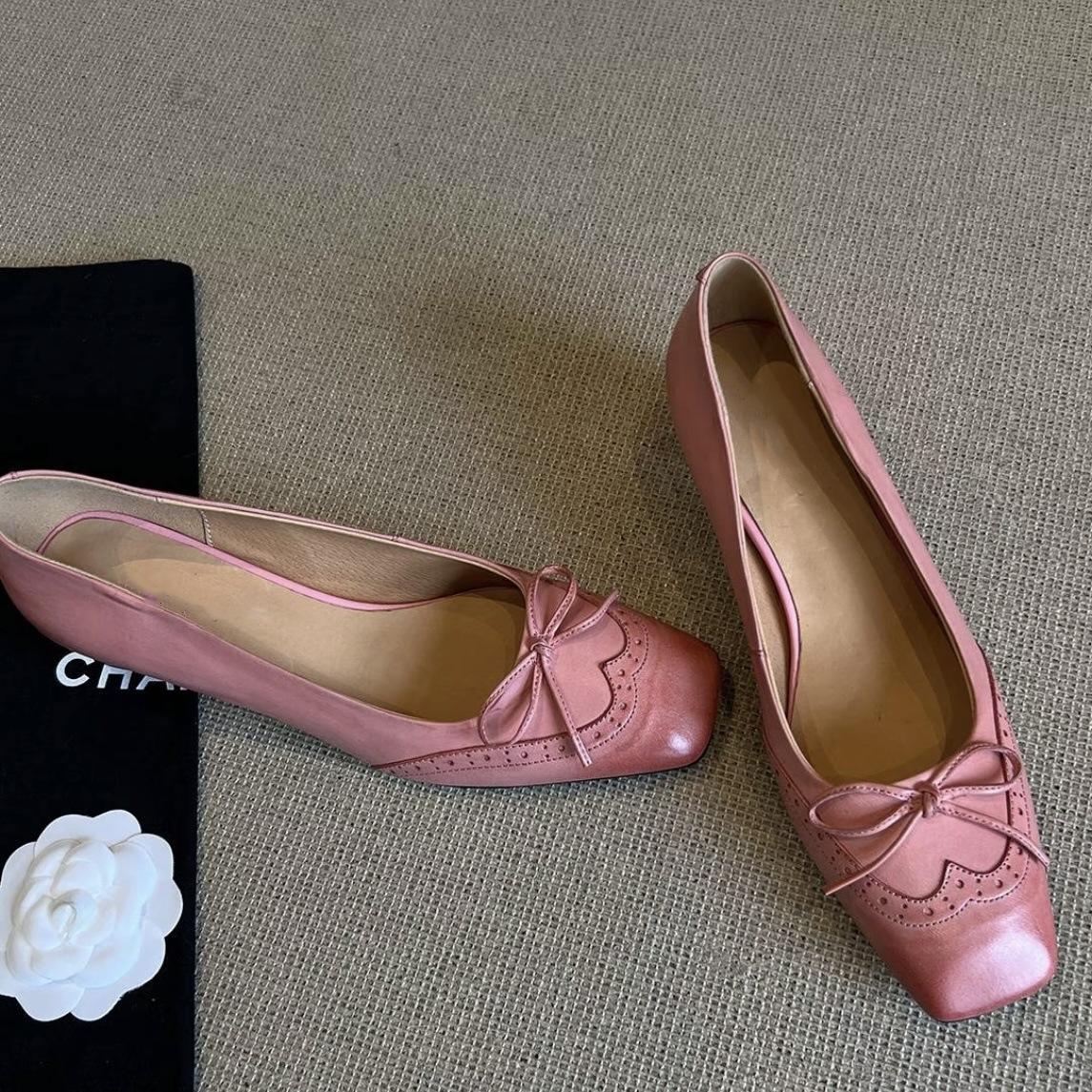 Cowhide version~ Spring and Autumn leather super soft single shoes women s square head engraved thick heel age reduction 35
Cowhide version~ Spring and Autumn leather super soft single shoes women s square head engraved thick heel age reduction 35