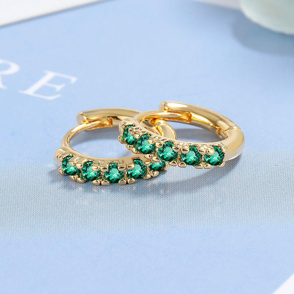 Геометрические серьги-кольца с бриллиантами и зеленым цирконом: Простой и модный дизайн Copper
Геометрические серьги-кольца с бриллиантами и зеленым цирконом: Простой и модный дизайн Copper