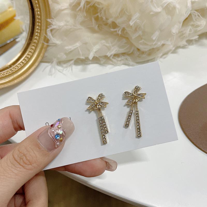 S925 Silver Bow Stud Earrings with Diamond, Long Dangle Style, Cold Trend Ear Clips for Women
S925 Silver Bow Stud Earrings with Diamond, Long Dangle Style, Cold Trend Ear Clips for Women