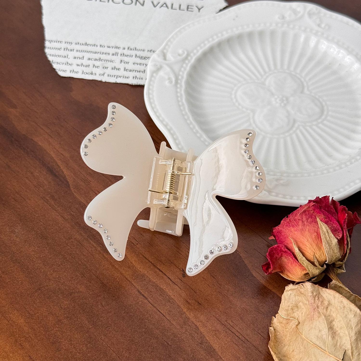 Butterfly Design Luxurious Hair Claw Clip For Women Attractive Versatile Fashionable Accessory White 7cm
Butterfly Design Luxurious Hair Claw Clip For Women Attractive Versatile Fashionable Accessory White 7cm