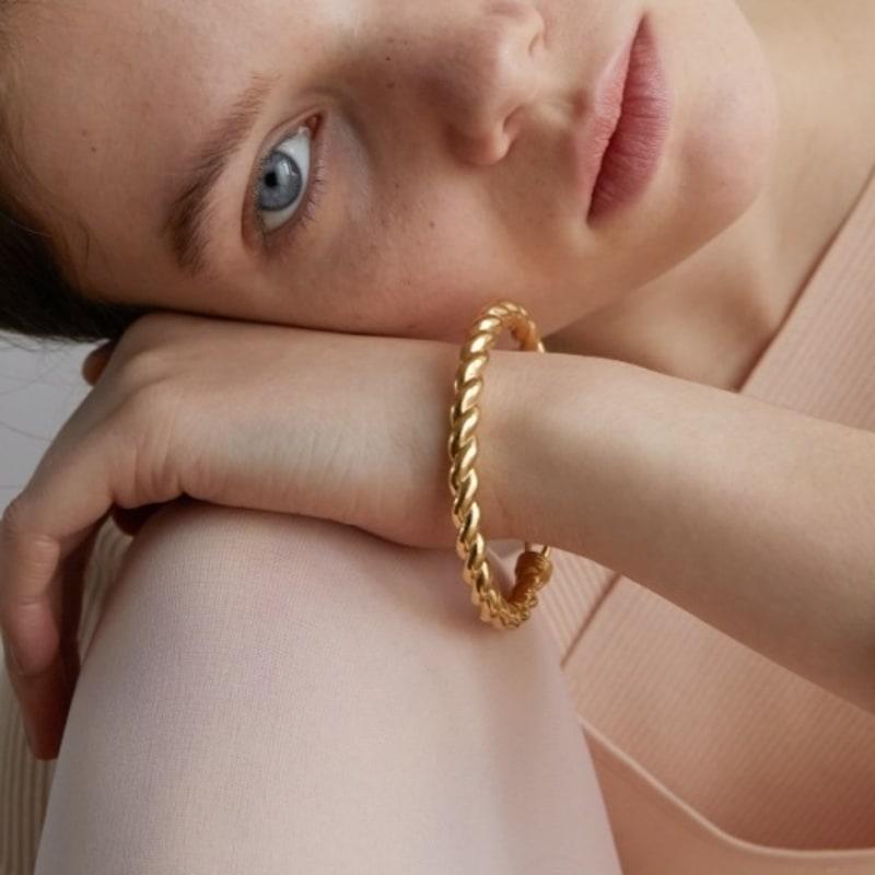 L U I R E Twist Bangle White
L U I R E Twist Bangle White