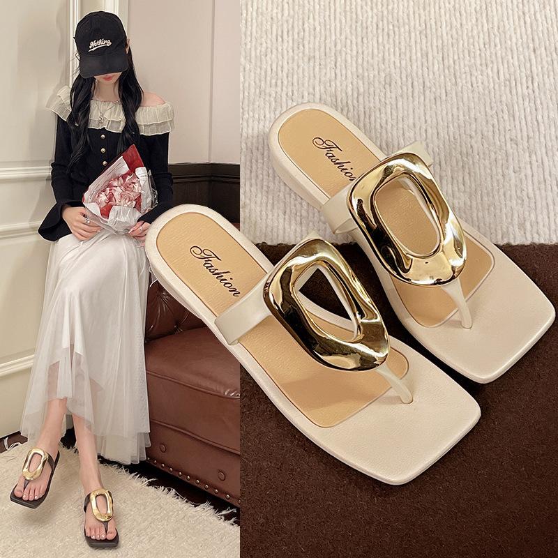 The new square-toed niche clip-toe sandals wear flat metal buckles on the outside, non-slip beach Rome 36-37 yards белый
The new square-toed niche clip-toe sandals wear flat metal buckles on the outside, non-slip beach Rome 36-37 yards белый