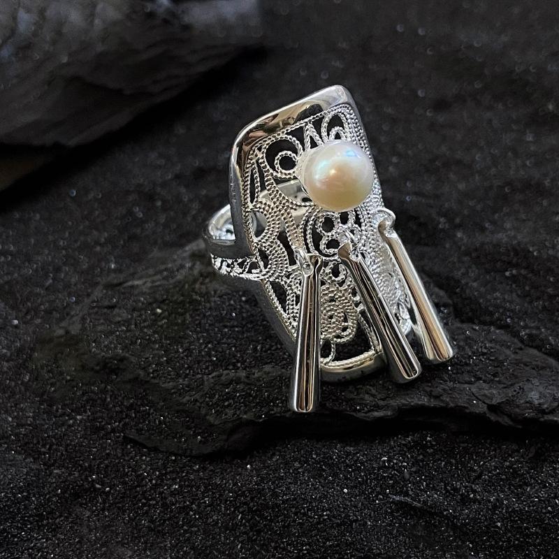 Geometric Fashionable Unique Copper Ring Featuring Elegant Butterfly Flower And Pearl Tassels
Geometric Fashionable Unique Copper Ring Featuring Elegant Butterfly Flower And Pearl Tassels