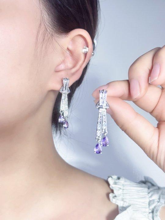 New light luxury high-end earrings, elegant temperament, niche design, fashionable ear rope, water drop earrings, ear jewelry
New light luxury high-end earrings, elegant temperament, niche design, fashionable ear rope, water drop earrings, ear jewelry