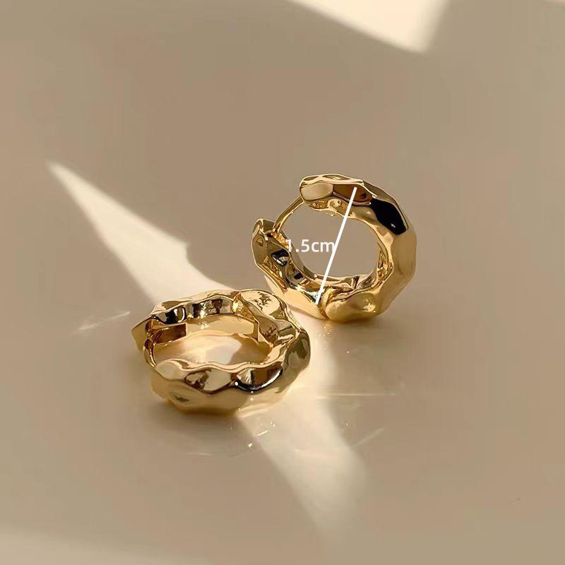 Элегантные серьги с металлической текстурой: Минималистичный холодный стиль, высококачественные ушные клипсы, уникальный дизайн для женщин
Элегантные серьги с металлической текстурой: Минималистичный холодный стиль, высококачественные ушные клипсы, уникальный дизайн для женщин