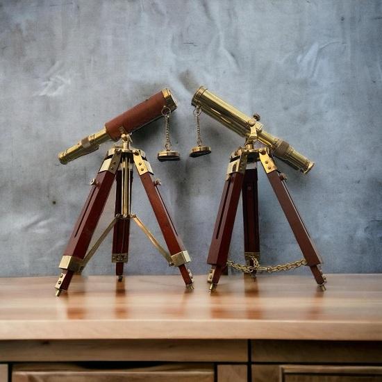 Набор из 2 латунных телескопов с деревянным регулируемым штативом. Лучший подарок для любителей морской тематики.
Набор из 2 латунных телескопов с деревянным регулируемым штативом. Лучший подарок для любителей морской тематики.