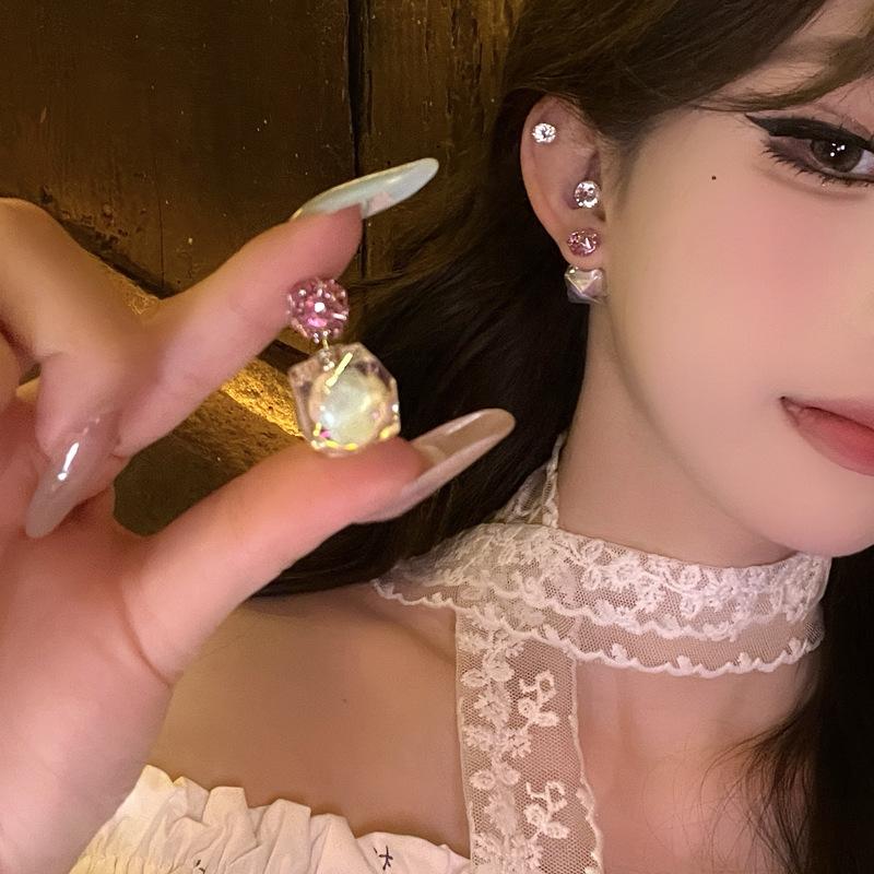 AB color three-dimensional geometric zircon earrings simple temperament fashion stud earrings versatile niche high-end earrings women
AB color three-dimensional geometric zircon earrings simple temperament fashion stud earrings versatile niche high-end earrings women