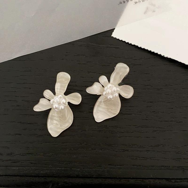 Super fairy French three-dimensional flower circle earrings women s new pearl earrings retro niche design stud earrings
Super fairy French three-dimensional flower circle earrings women s new pearl earrings retro niche design stud earrings