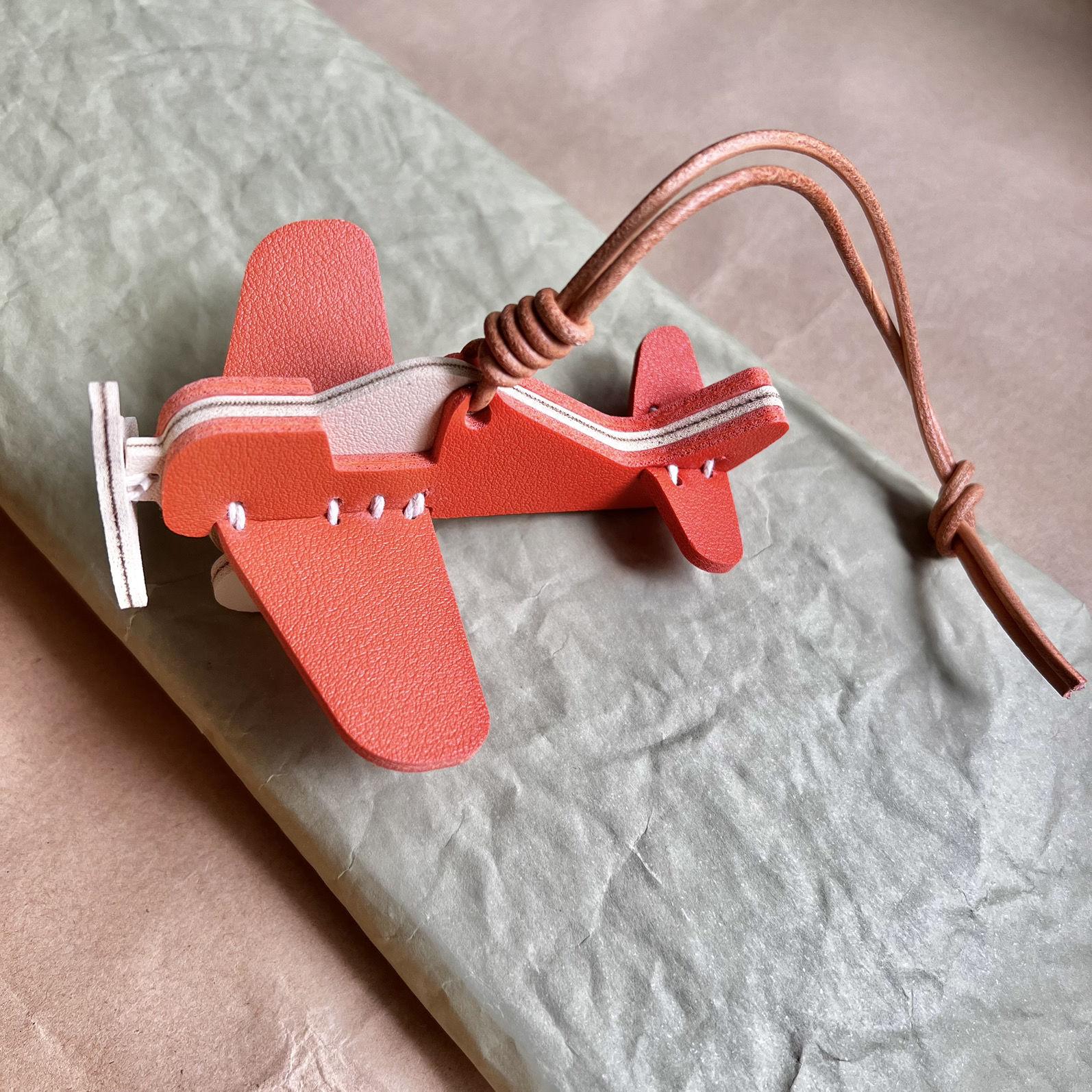 New Leather Fashion Small Plane Bag Exquisite Pendant Simple Retro Hand Rope Car Pendant Cute Key Lanyard Handbag
New Leather Fashion Small Plane Bag Exquisite Pendant Simple Retro Hand Rope Car Pendant Cute Key Lanyard Handbag