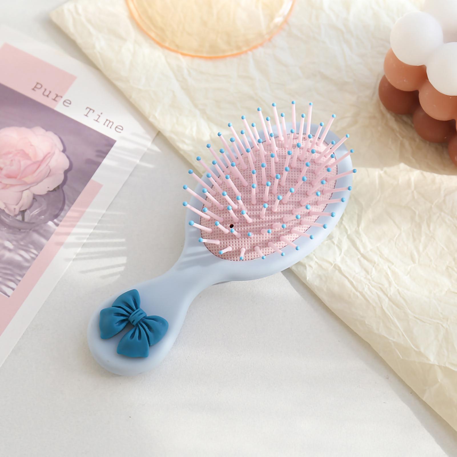 Щетка для распутывания волос, профессиональная маленькая щетка для распутывания волос, расческа для длинных, густых, тонких вьющихся волос Blue Bow
Щетка для распутывания волос, профессиональная маленькая щетка для распутывания волос, расческа для длинных, густых, тонких вьющихся волос Blue Bow