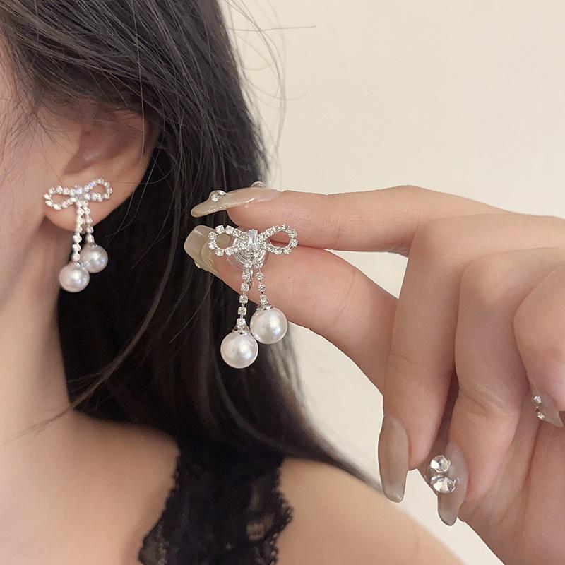 Simple and versatile bow pearl earrings for women, new silver needle stud earrings temperament earrings 925 silver needle
Simple and versatile bow pearl earrings for women, new silver needle stud earrings temperament earrings 925 silver needle