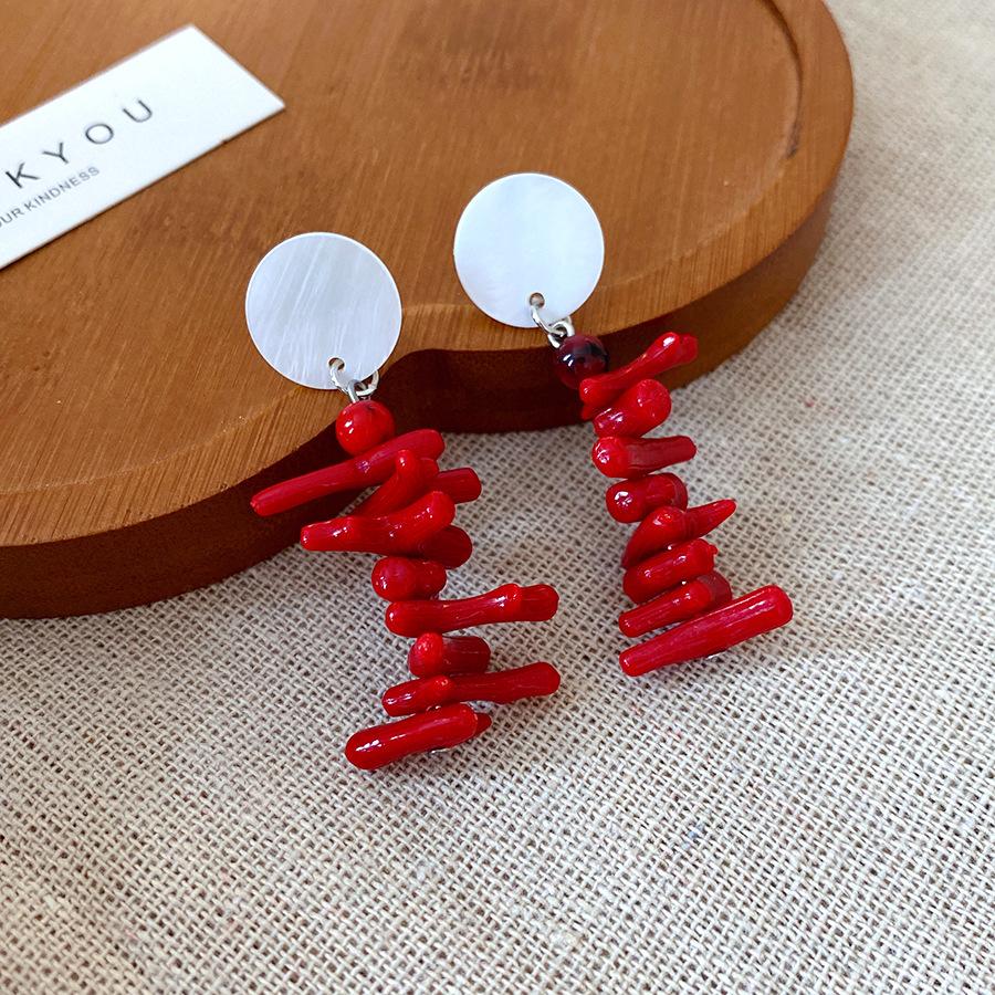 Silver needle round resin fringed pendant earrings retro new Chinese stud earrings fashion temperament earrings design sense niche
Silver needle round resin fringed pendant earrings retro new Chinese stud earrings fashion temperament earrings design sense niche