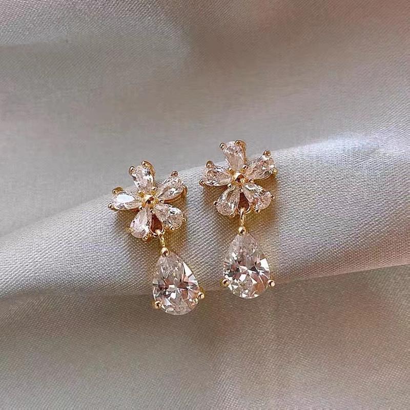 Teardrop Cubic Zirconia Flower Earrings for Women Dangle Style Lightweight Hypoallergenic Jewelry for Daily Wear and Special Occasions білий
Teardrop Cubic Zirconia Flower Earrings for Women Dangle Style Lightweight Hypoallergenic Jewelry for Daily Wear and Special Occasions білий