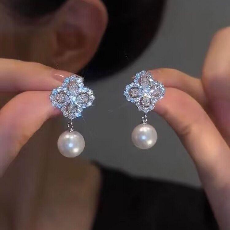 Diamond-encrusted four-leaf clover pearl pendant earrings, niche design, high-end earrings, fashionable and simple temperament, versatile earrings. серебряный
Diamond-encrusted four-leaf clover pearl pendant earrings, niche design, high-end earrings, fashionable and simple temperament, versatile earrings. серебряный