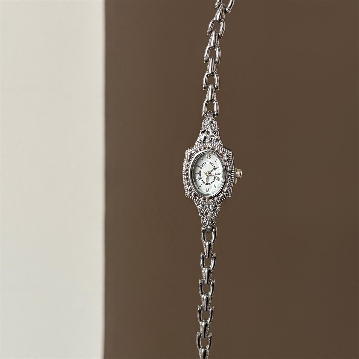 Medieval Niche Vintage Diamond-Encrusted Retro Light Luxury Watch Women S Exquisite Delicate Bracelet Premium Quartz Women S Watch
Medieval Niche Vintage Diamond-Encrusted Retro Light Luxury Watch Women S Exquisite Delicate Bracelet Premium Quartz Women S Watch