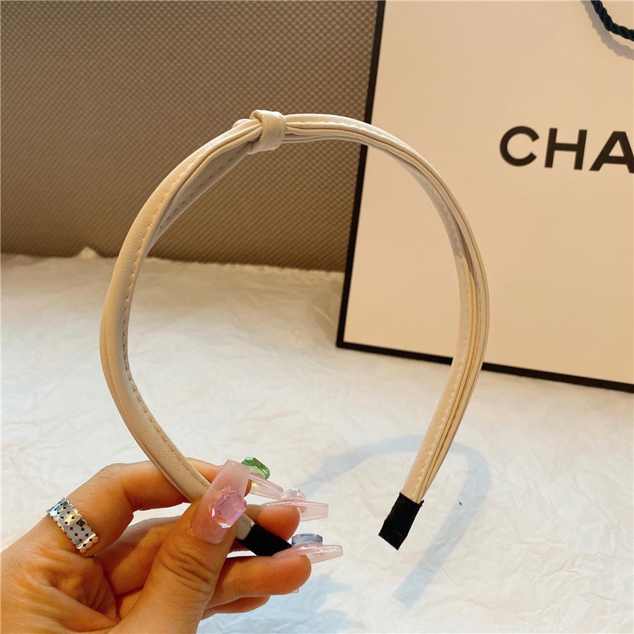 Винтажная завязанная тонкая кожаная однотонная повязка на голову, простая, темпераментная, элегантная повязка для волос, обруч для волос, аксессуары для волос
Винтажная завязанная тонкая кожаная однотонная повязка на голову, простая, темпераментная, элегантная повязка для волос, обруч для волос, аксессуары для волос