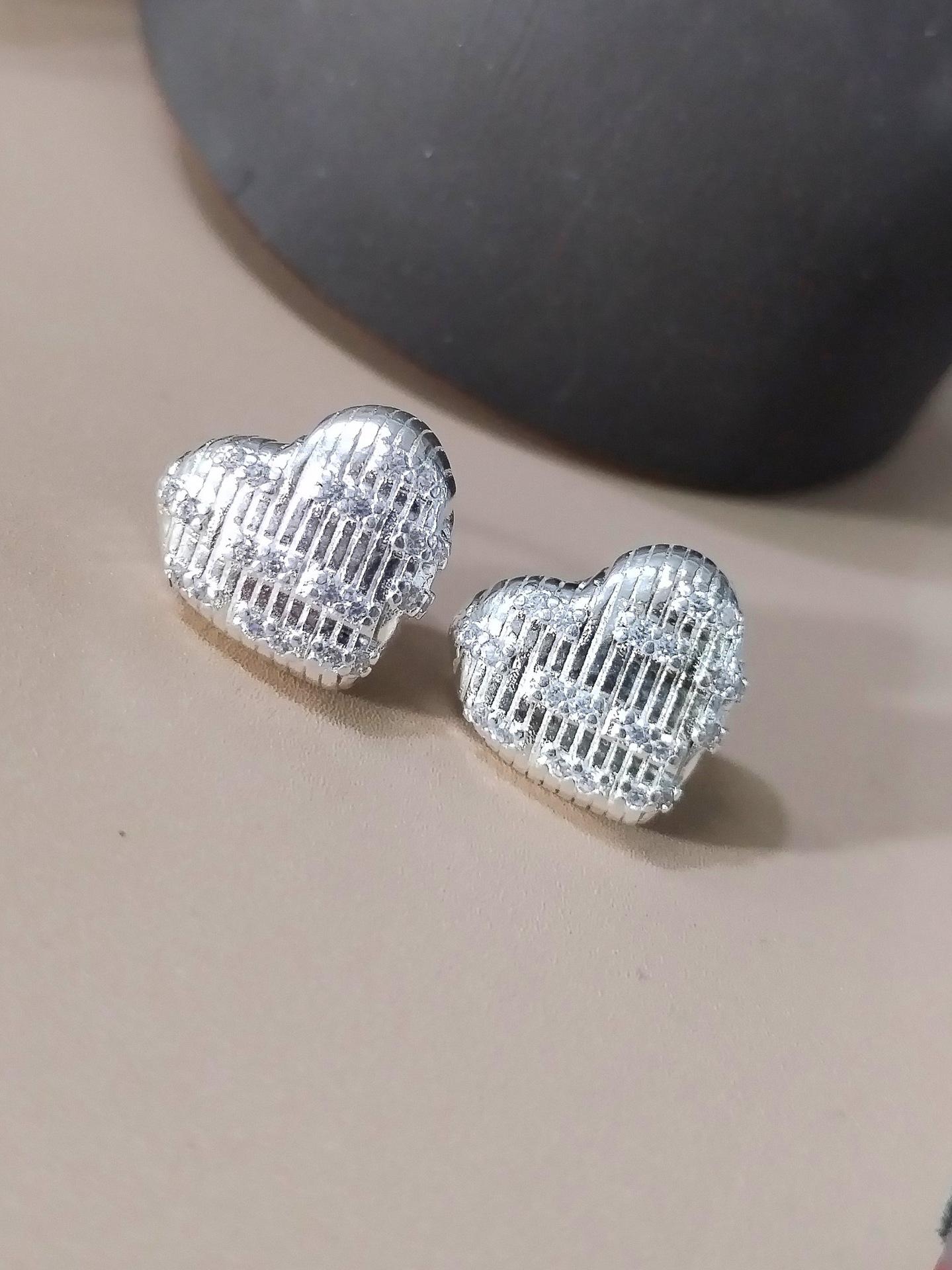 Korean ins blogger earrings, texture pattern love stud earrings, niche temperament versatile earrings women
Korean ins blogger earrings, texture pattern love stud earrings, niche temperament versatile earrings women