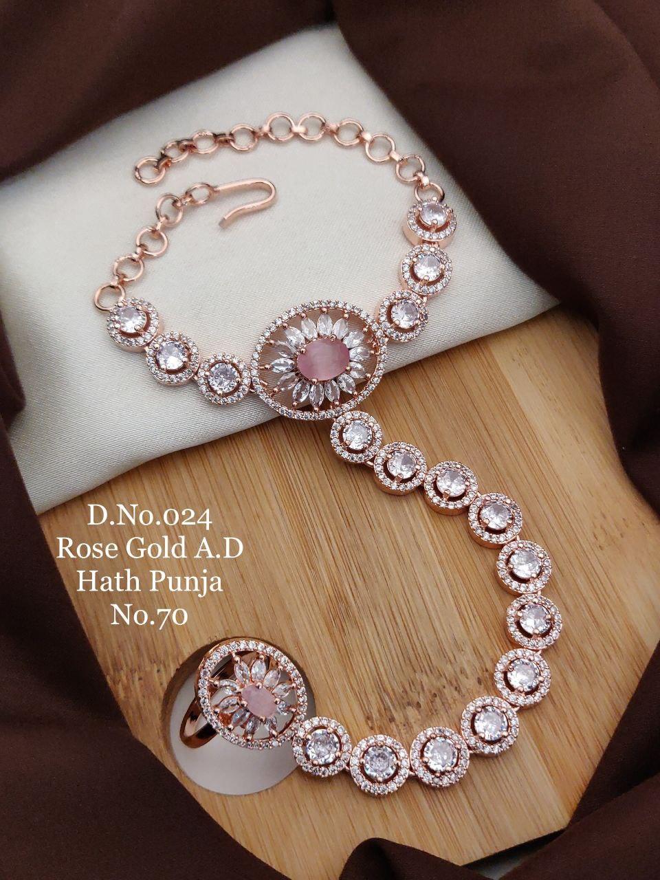 Позолоченный браслет-кольцо из сплава кубического циркония 
Позолоченный браслет-кольцо из сплава кубического циркония