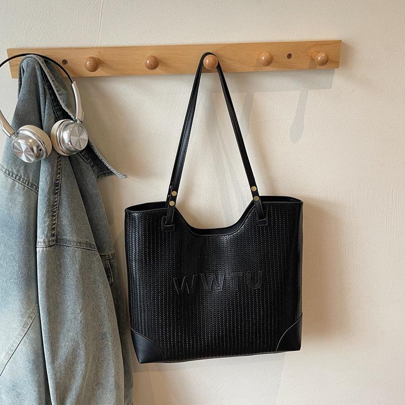 New tote bag women s simple large-capacity commuter bag autumn and winter versatile high-end shoulder shopping bag
New tote bag women s simple large-capacity commuter bag autumn and winter versatile high-end shoulder shopping bag