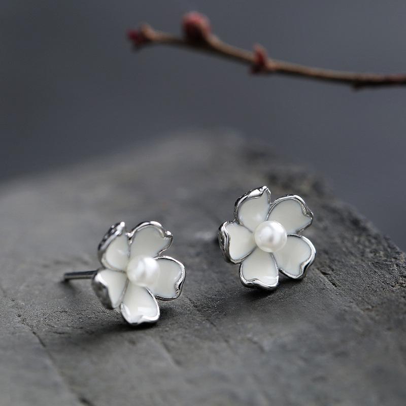 S925 Sterling Silver White Gold-Plated Earrings with Freshwater Pearl and Three-Dimensional Flower Design 925 Sterling Silver
S925 Sterling Silver White Gold-Plated Earrings with Freshwater Pearl and Three-Dimensional Flower Design 925 Sterling Silver