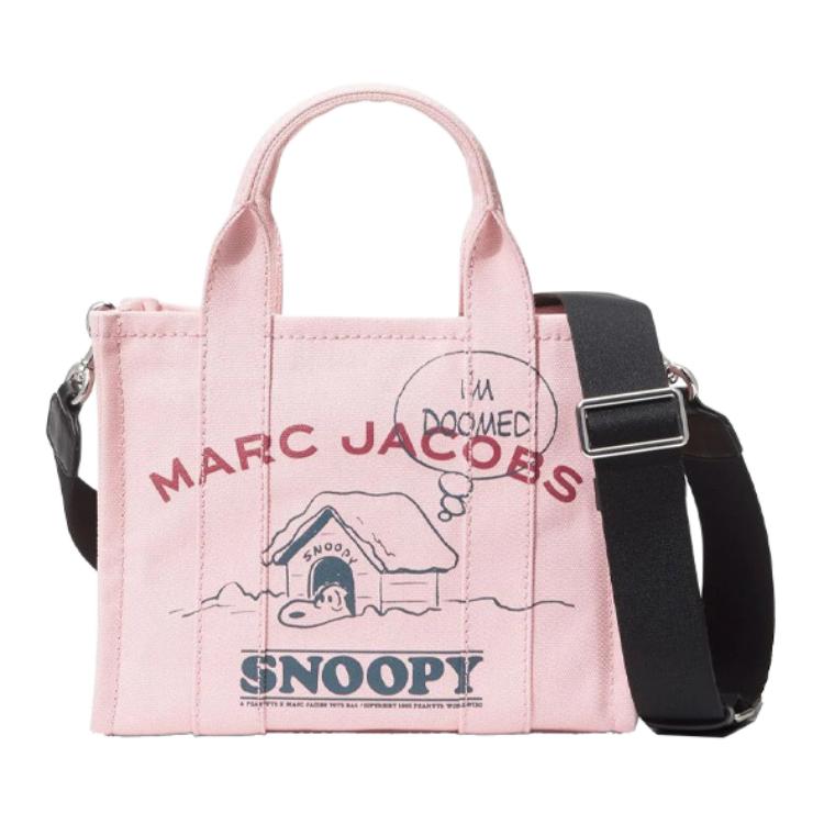Marc Jacobs MJ X Peanuts The Traveler Cute Print Front Logo Wide Shoulder Strap Cotton Tote Bag Women Tote Bag Pink H025M06FA21-661 Basic Set (Bag)
Marc Jacobs MJ X Peanuts The Traveler Cute Print Front Logo Wide Shoulder Strap Cotton Tote Bag Women Tote Bag Pink H025M06FA21-661 Basic Set (Bag)