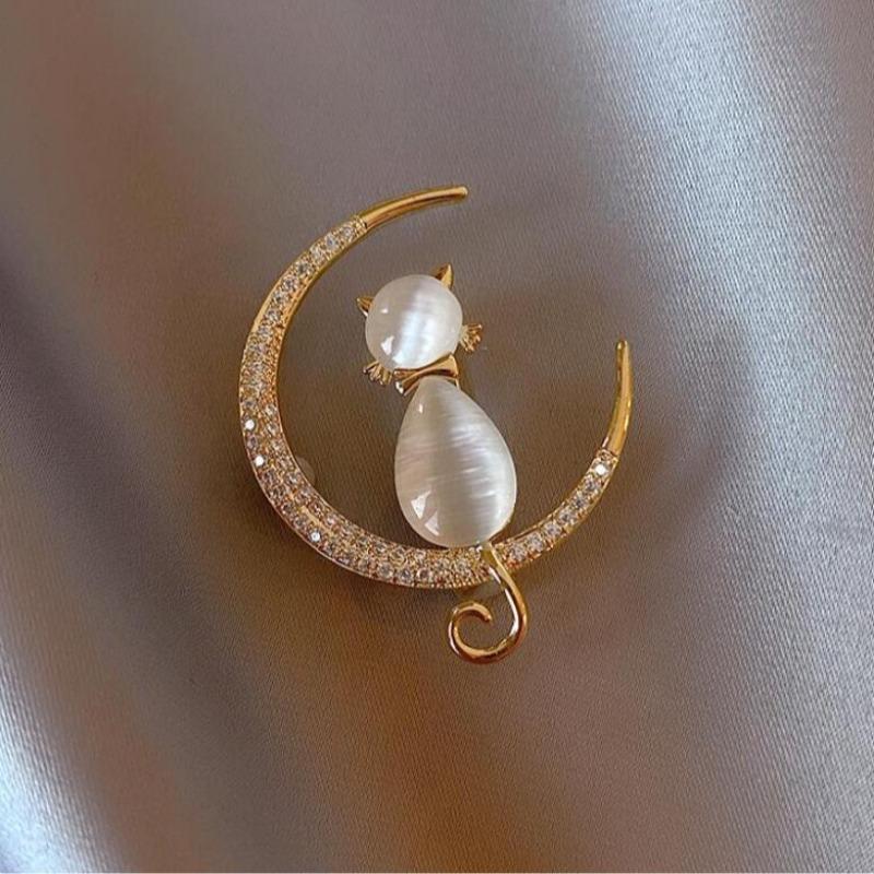 Creative Design Rhinestone Lovely Cat Sitting on The Moon Brooches for Women Cute Kitten Cat Brooch Pins Casual Jewelry Gifts
Creative Design Rhinestone Lovely Cat Sitting on The Moon Brooches for Women Cute Kitten Cat Brooch Pins Casual Jewelry Gifts