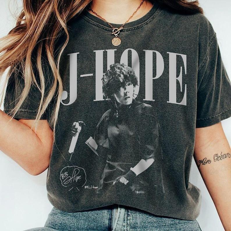 2026 Summer Fashion Trendy Tee Men Women Vintage J-hope Shirt, Gifts for Fan Hip Hop Streetwear Oversized Tshirt Short Sleeve Casual Clothing XXXL
2026 Summer Fashion Trendy Tee Men Women Vintage J-hope Shirt, Gifts for Fan Hip Hop Streetwear Oversized Tshirt Short Sleeve Casual Clothing XXXL