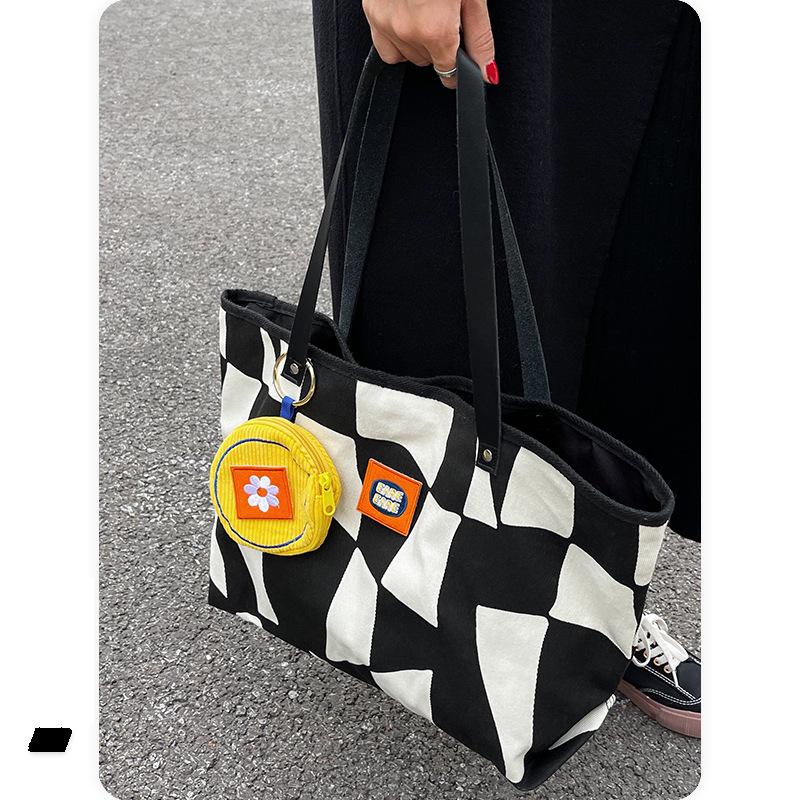 Versatile autumn and winter canvas bag large bag female 2025 new college student class large capacity shoulder tote bag
Versatile autumn and winter canvas bag large bag female 2025 new college student class large capacity shoulder tote bag