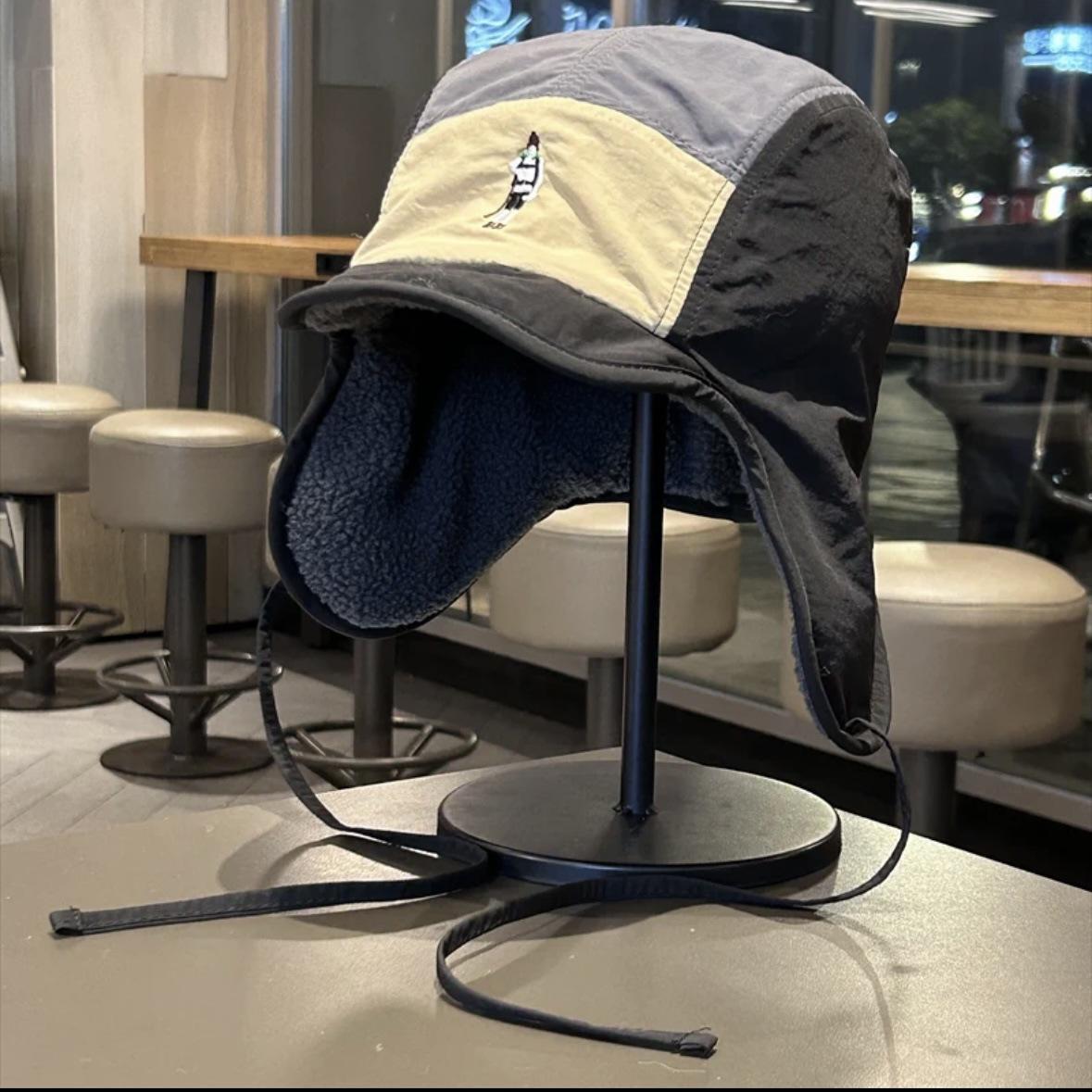 Retro embroidery color matching Lei Feng hat men s and women s autumn and winter plush warm versatile ear protection ski hat pilot cap M(56-58cm) чорний
Retro embroidery color matching Lei Feng hat men s and women s autumn and winter plush warm versatile ear protection ski hat pilot cap M(56-58cm) чорний