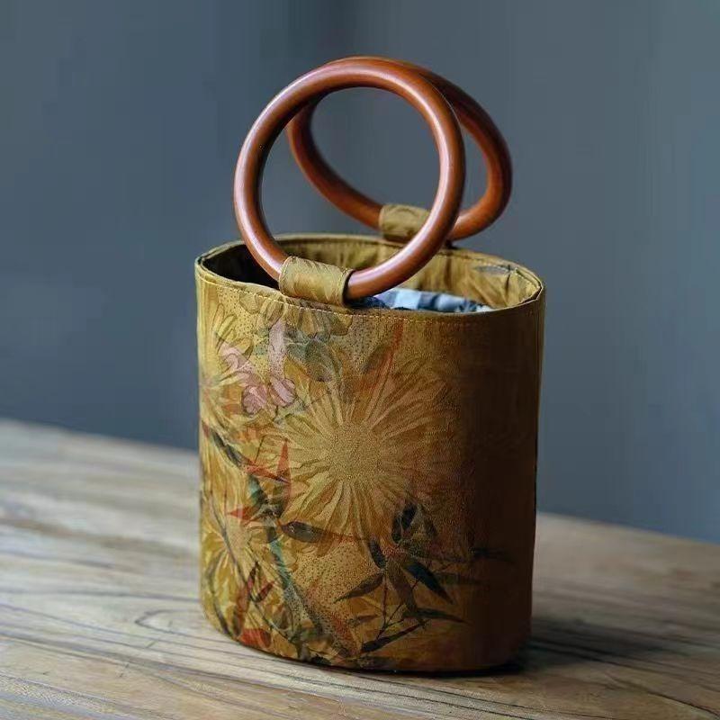 Ethnic style round ring wooden handle Song Jin Tang Matu retro fortune bucket bag cylinder bag autumn and winter Chinese style
Ethnic style round ring wooden handle Song Jin Tang Matu retro fortune bucket bag cylinder bag autumn and winter Chinese style