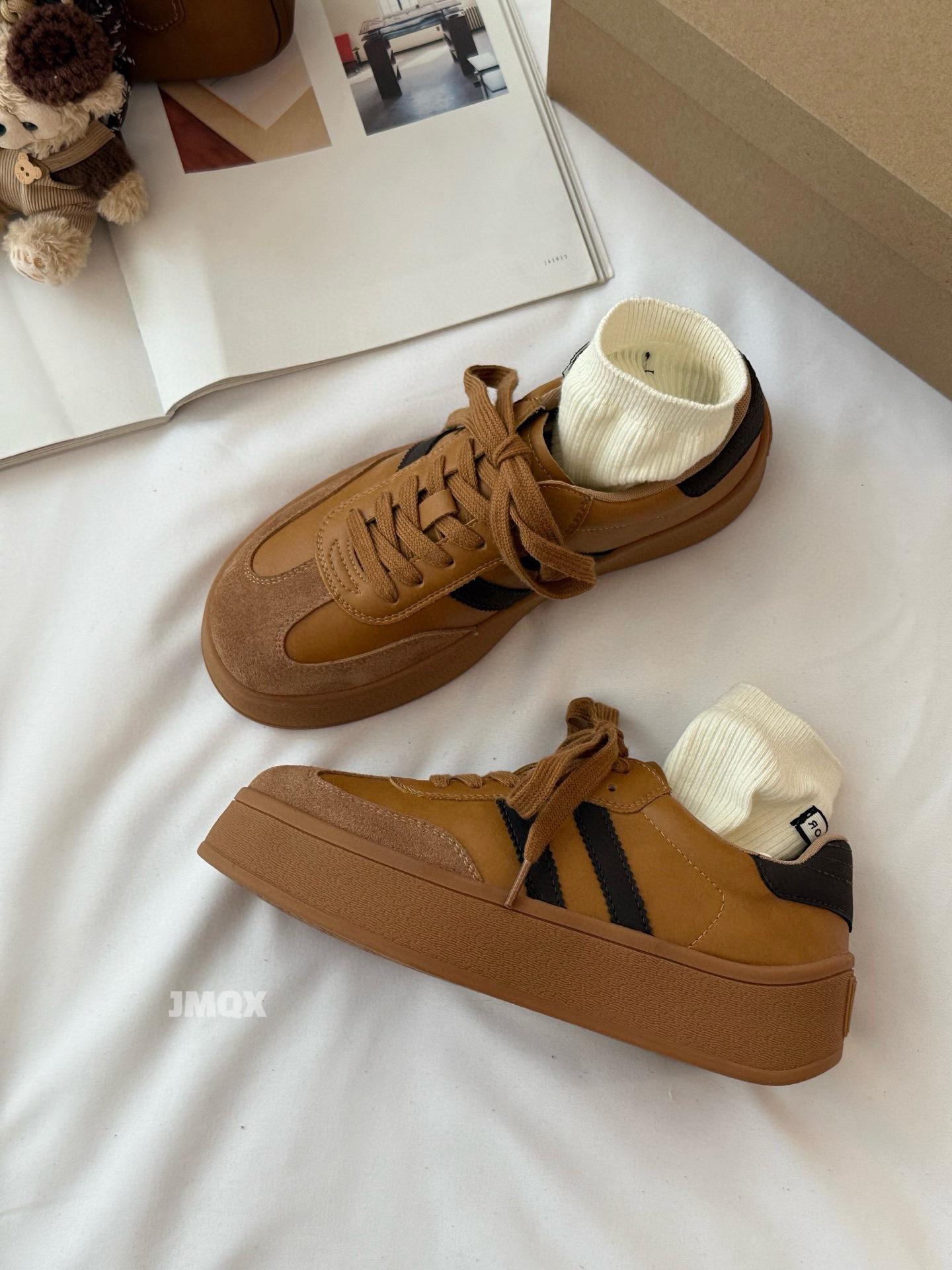 Korean version of platform casual board shoes women s 2025 autumn new retro versatile soft sole leather light sports training shoes 35
Korean version of platform casual board shoes women s 2025 autumn new retro versatile soft sole leather light sports training shoes 35