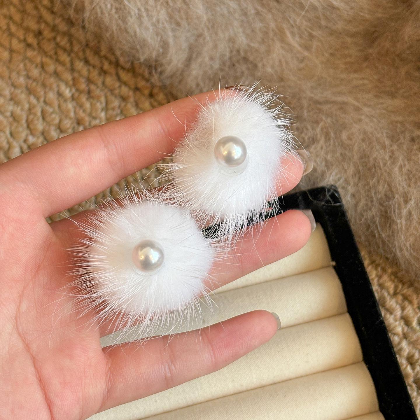 Silver Star Geometric Pearl Pompon Earrings - Elegant Christmas Studs for Women
Silver Star Geometric Pearl Pompon Earrings - Elegant Christmas Studs for Women