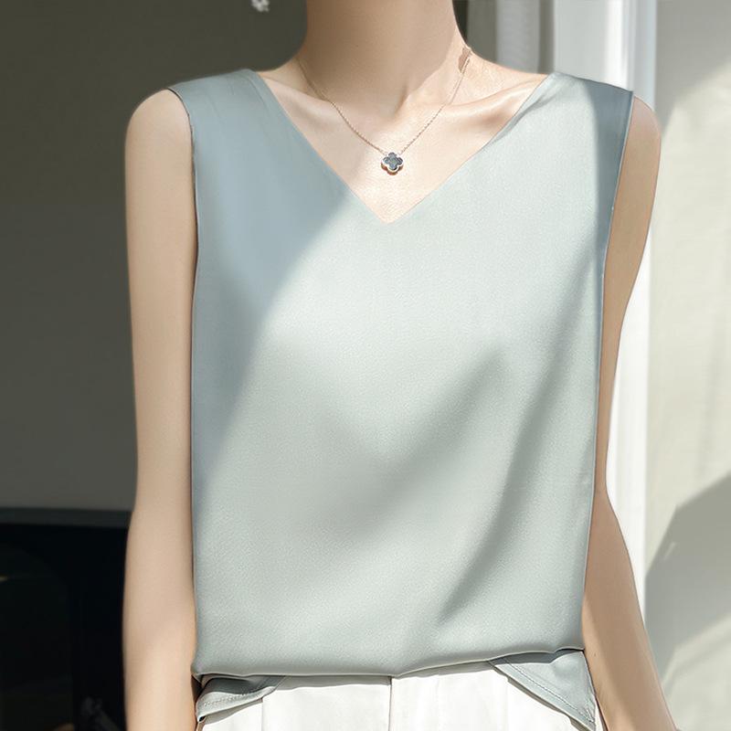 Reversible Satin Camisole for Women - V-Neck Front, Round Neck Back, Solid Color, Perfect Silk Vest to Pair with Suits XXL
Reversible Satin Camisole for Women - V-Neck Front, Round Neck Back, Solid Color, Perfect Silk Vest to Pair with Suits XXL