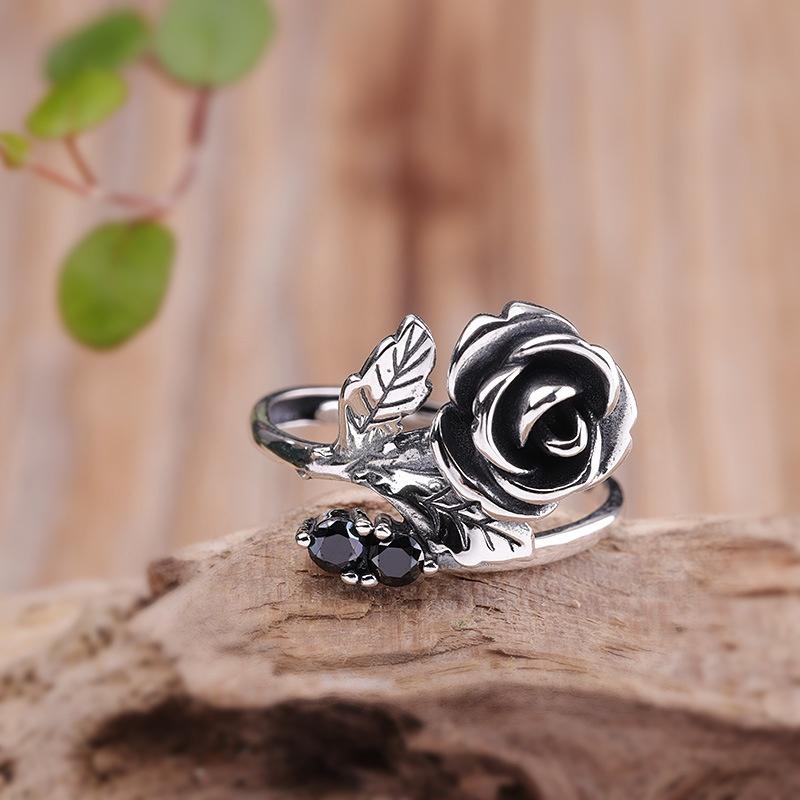 Женские винтажные элегантные кольца с серебристым розовым цветком и черным цирконом
Женские винтажные элегантные кольца с серебристым розовым цветком и черным цирконом