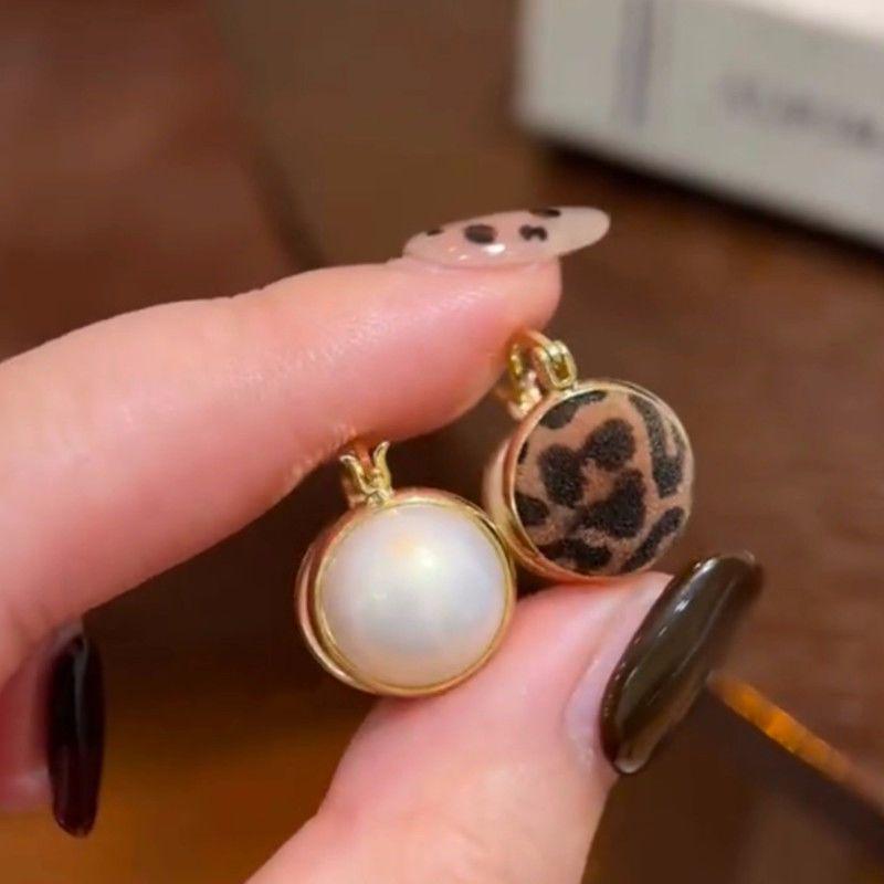 Light Luxury Retro Leopard Print Double-Sided Ear Cuffs: Unique High-End Earrings for Women
Light Luxury Retro Leopard Print Double-Sided Ear Cuffs: Unique High-End Earrings for Women