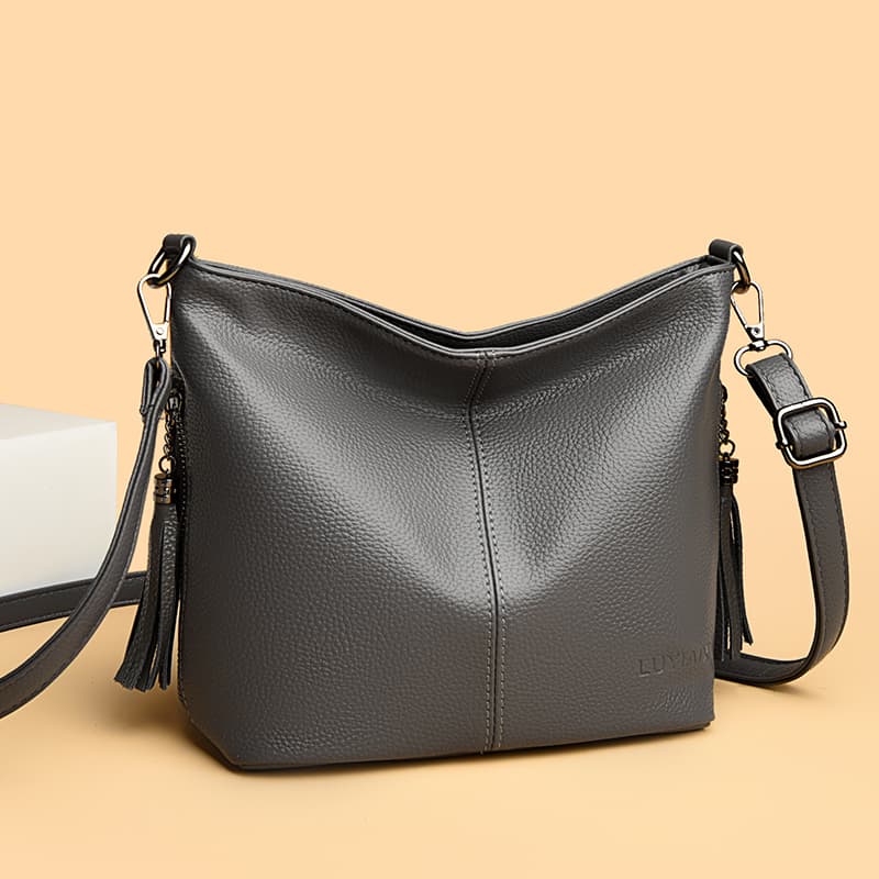 Soft leather fringed shoulder bag Crossbody tote women s bag сірий
Soft leather fringed shoulder bag Crossbody tote women s bag сірий