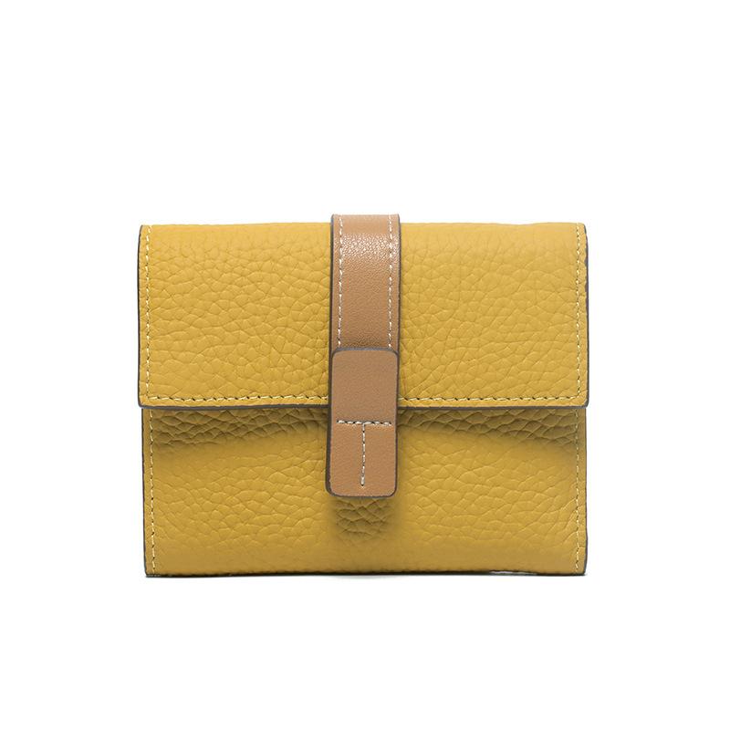Женский кожаный кошелек, короткий, тройной, сложенный кошелек, первый слой из коровьей кожи, сумка для мелочи на молнии, модная контрастная цветная маленькая ручная сумка
Женский кожаный кошелек, короткий, тройной, сложенный кошелек, первый слой из коровьей кожи, сумка для мелочи на молнии, модная контрастная цветная маленькая ручная сумка