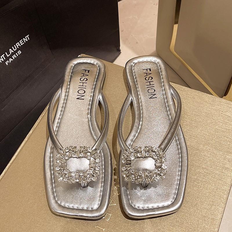 Square head fashion casual beach cool slippers women wear summer new rhinestone lightweight flip-flops 42 серебряный
Square head fashion casual beach cool slippers women wear summer new rhinestone lightweight flip-flops 42 серебряный