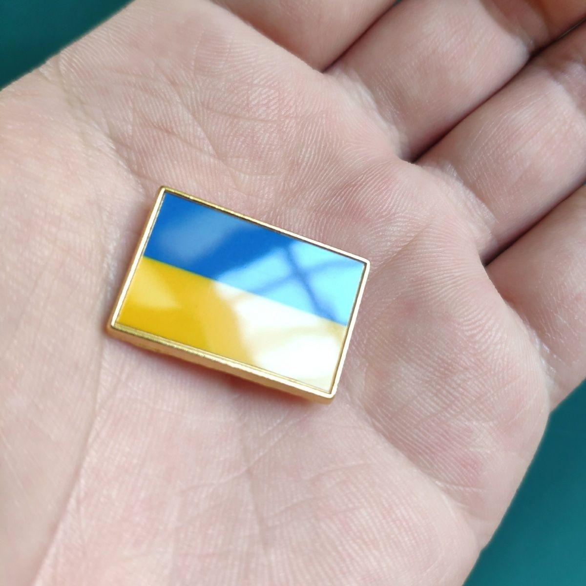 Брошка з українським прапором із цинкового сплаву, покритого ПВХ, розміром 2,5 см на 1,5 см із золота 1.5*2.5cm
Брошка з українським прапором із цинкового сплаву, покритого ПВХ, розміром 2,5 см на 1,5 см із золота 1.5*2.5cm