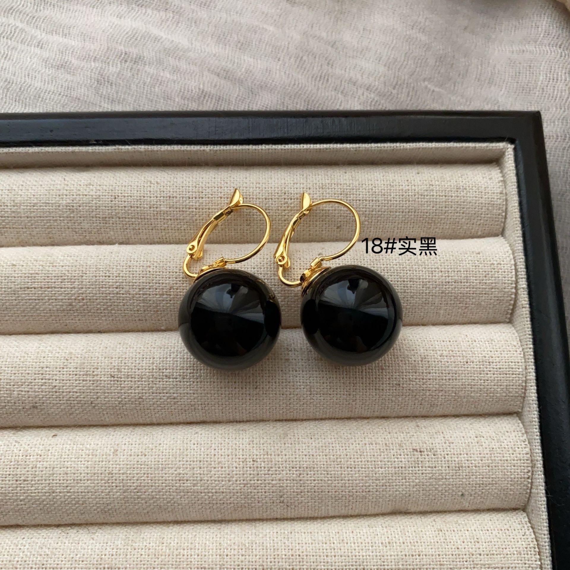 Classic Simple Highlight Pearl Ear Buckle Earrings Simple Temperament Multi-color Premium Gentle Earrings
Classic Simple Highlight Pearl Ear Buckle Earrings Simple Temperament Multi-color Premium Gentle Earrings