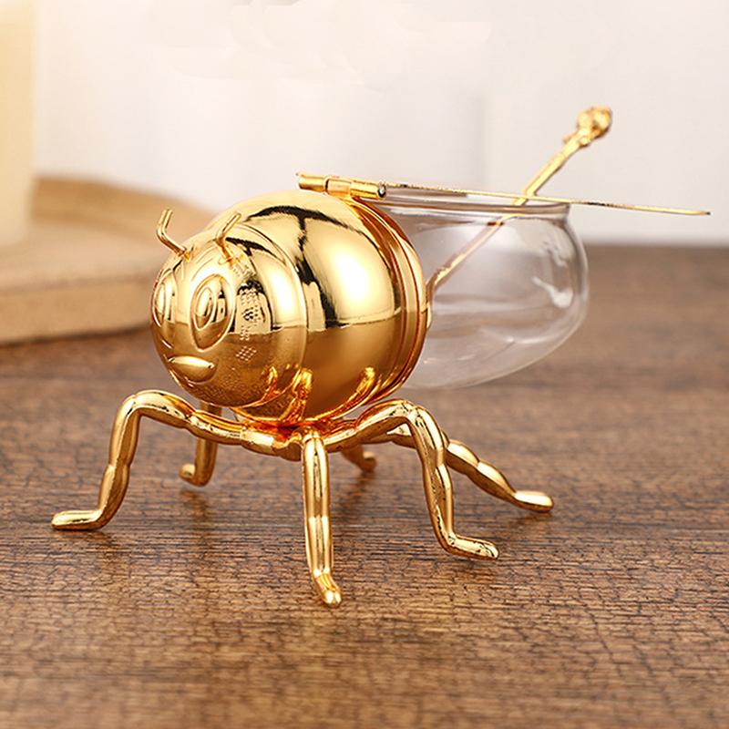 New 1pc Luxurious Bee Honey Pot Honey Storage Jar Decorative Ornament Bee Jar Seasoning Jar Kitchen Spice Jar With Spoon hot sal золотий
New 1pc Luxurious Bee Honey Pot Honey Storage Jar Decorative Ornament Bee Jar Seasoning Jar Kitchen Spice Jar With Spoon hot sal золотий