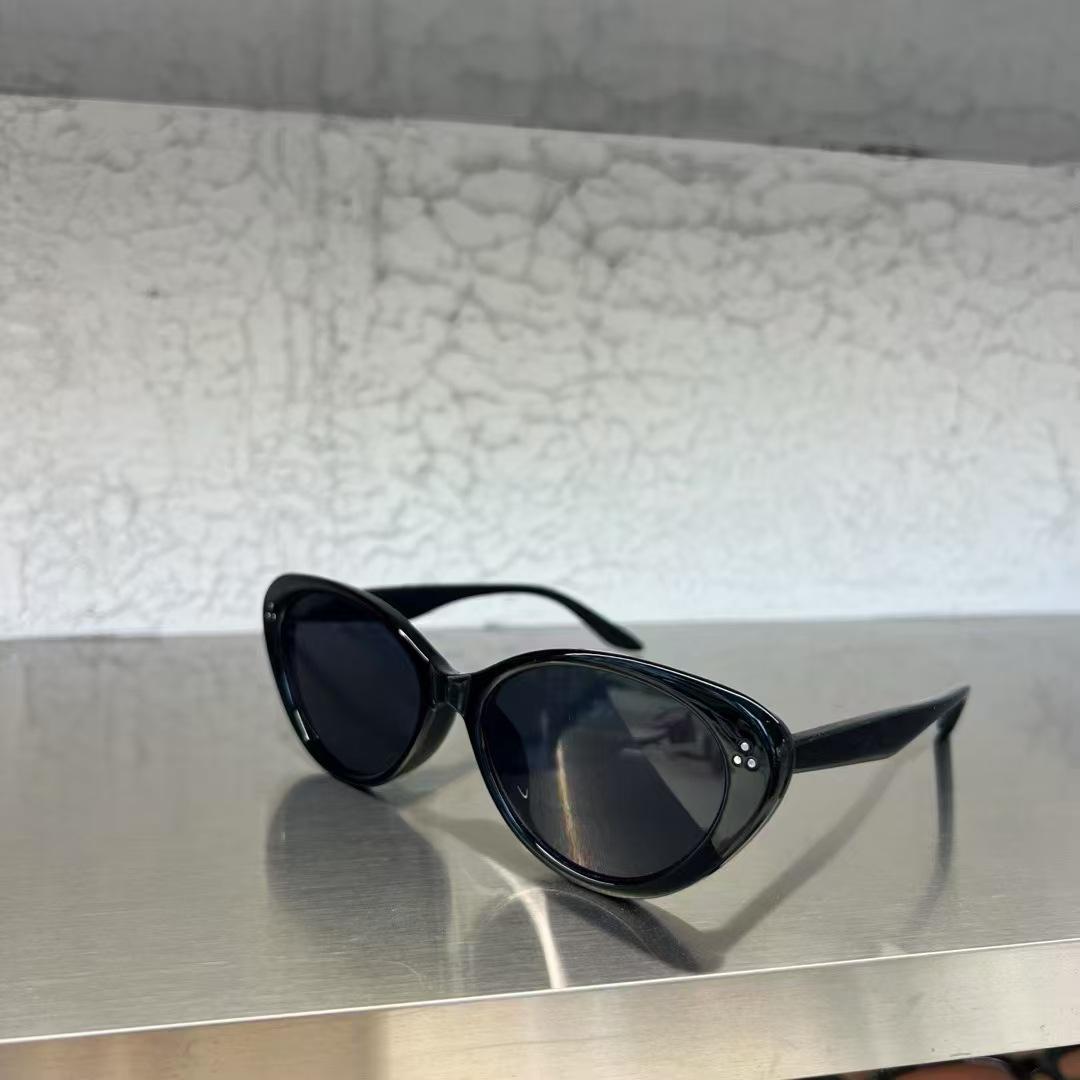 Cat Eye Shape Sunglasses for Female Retro Style Rivets Decoration Sun Eyeglasses for Female Driving Fishing Male Sunglass
Cat Eye Shape Sunglasses for Female Retro Style Rivets Decoration Sun Eyeglasses for Female Driving Fishing Male Sunglass
