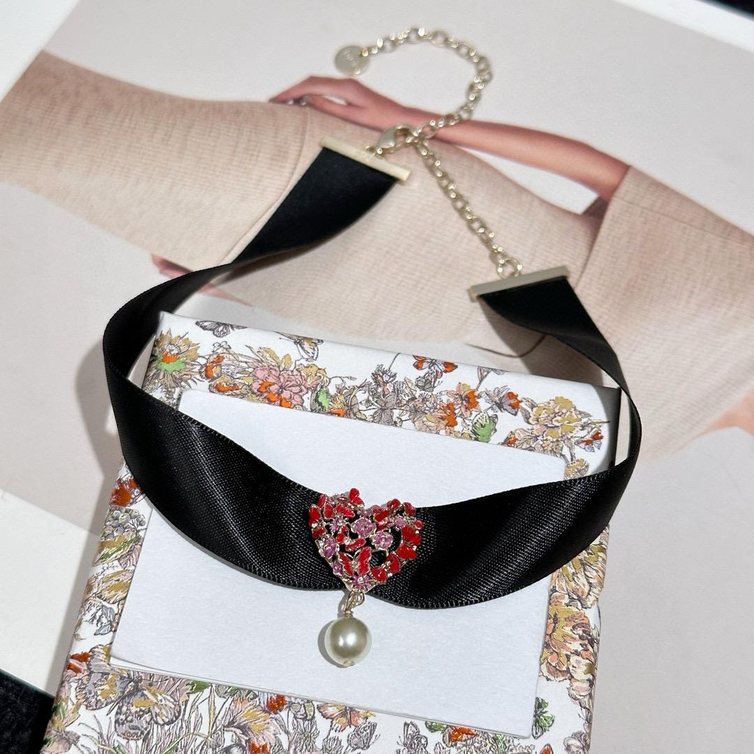 Последний Горячий Бренд Винтажные Женские Ожерелья Роскошные Ювелирные Изделия Для Женщин Дизайн с Жемчугом Подвеска Женская Вечеринка Черная Веревка Сердце Чокер
Последний Горячий Бренд Винтажные Женские Ожерелья Роскошные Ювелирные Изделия Для Женщин Дизайн с Жемчугом Подвеска Женская Вечеринка Черная Веревка Сердце Чокер