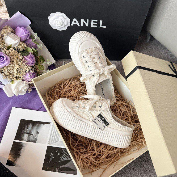 Женские белые парусиновые слипоны на толстой подошве, весна/лето 2025 Size 39 белый
Женские белые парусиновые слипоны на толстой подошве, весна/лето 2025 Size 39 белый