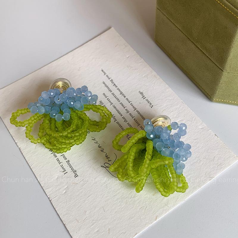 Spring new sweet color crystal beaded flower ear clips mosquito coil disc niche design earrings without earrings women
Spring new sweet color crystal beaded flower ear clips mosquito coil disc niche design earrings without earrings women