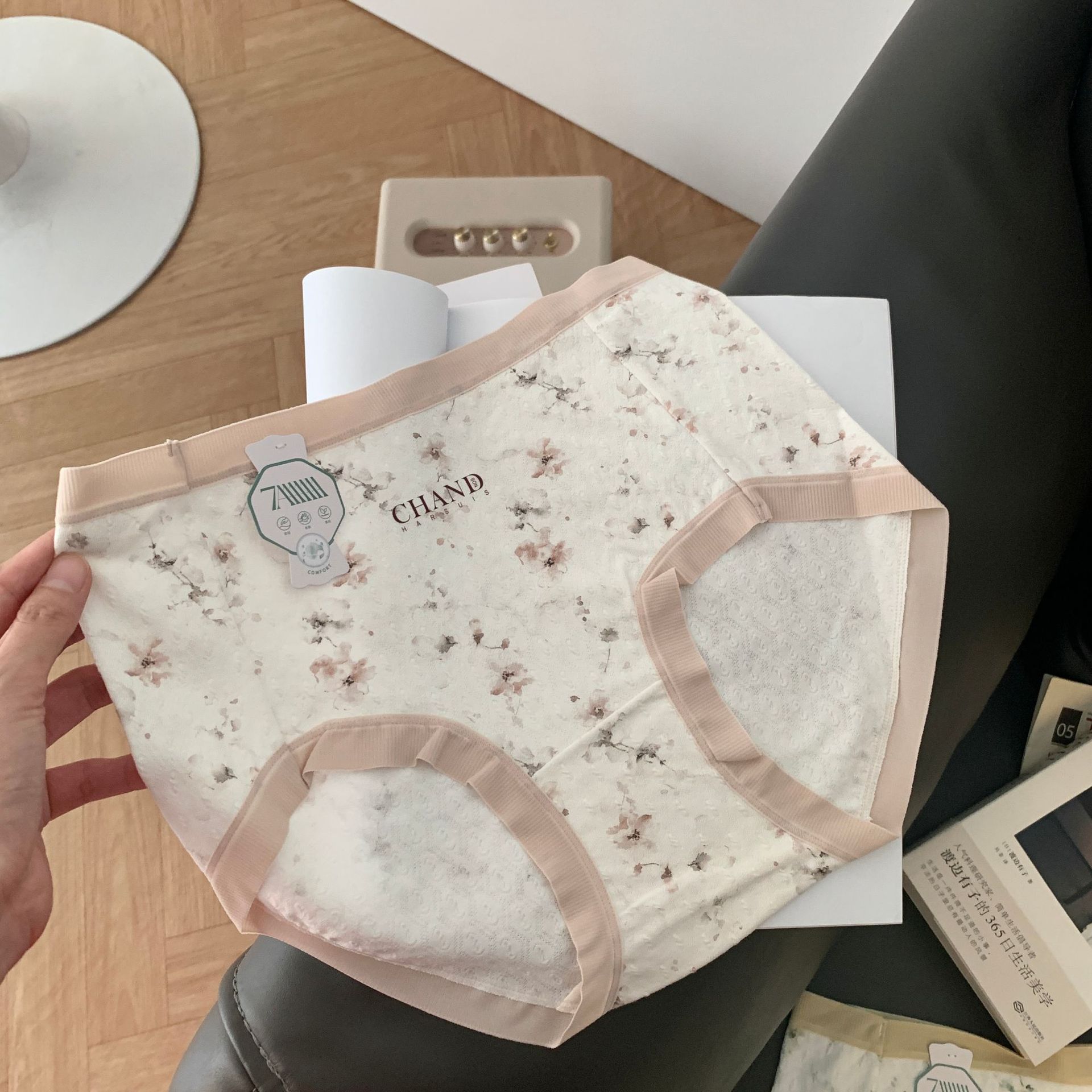 Женское весенне-осеннее нижнее белье с буквенным цветным цветочным жаккардом из чистого хлопка 7A антибактериальное с удлиненной ластовицей средней посадки L розовый
Женское весенне-осеннее нижнее белье с буквенным цветным цветочным жаккардом из чистого хлопка 7A антибактериальное с удлиненной ластовицей средней посадки L розовый