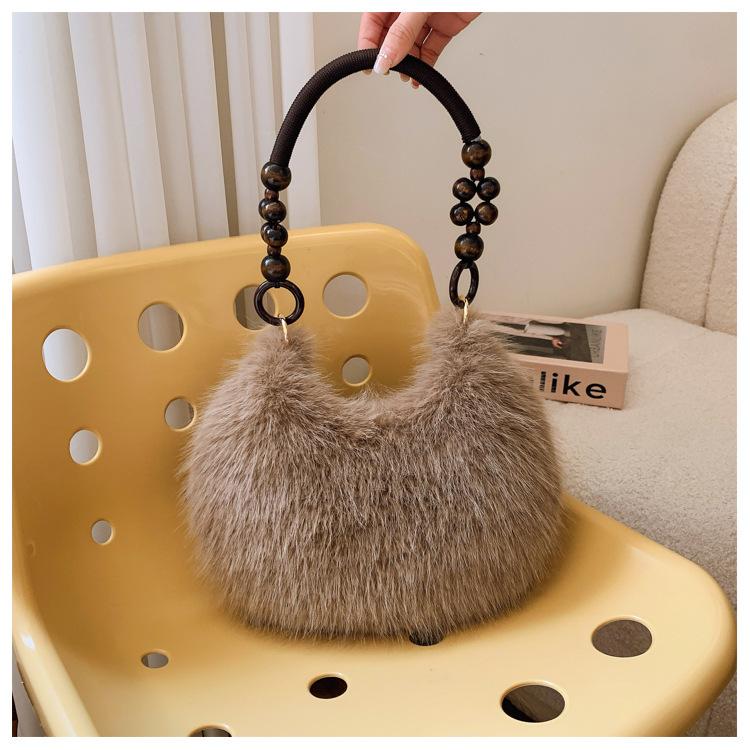 Плюшевая сумка для женщин на зиму, новый китайский стиль, модная сумка через плечо с деревянными бусинами, большая вместимость, для поездок на работу, сумка подмышку
Плюшевая сумка для женщин на зиму, новый китайский стиль, модная сумка через плечо с деревянными бусинами, большая вместимость, для поездок на работу, сумка подмышку