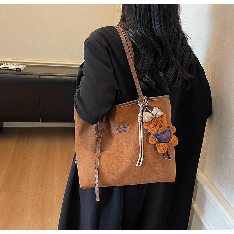 Casual Retro Suede Bag Women s Commuter All-match Shoulder Large Capacity Tote Bucket 34x8x26 single package коричневий
Casual Retro Suede Bag Women s Commuter All-match Shoulder Large Capacity Tote Bucket 34x8x26 single package коричневий