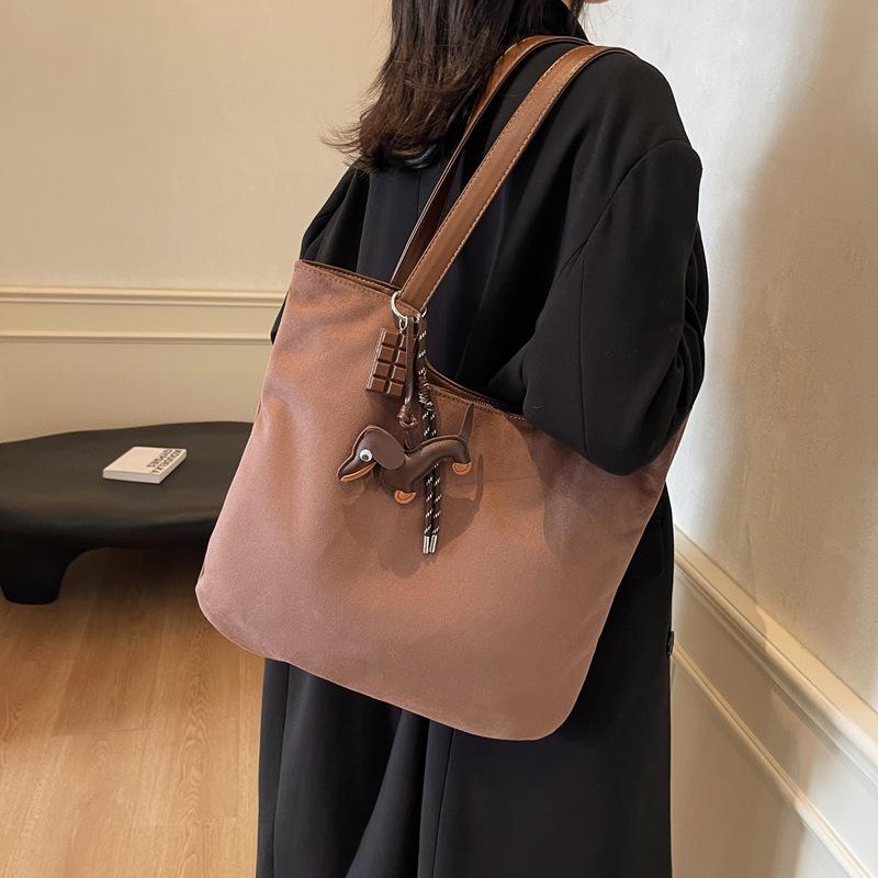 Large capacity tote bag fashionable commuter big bag retro bag women s 2025 new high-end shoulder bag 38*7*35 чёрный
Large capacity tote bag fashionable commuter big bag retro bag women s 2025 new high-end shoulder bag 38*7*35 чёрный