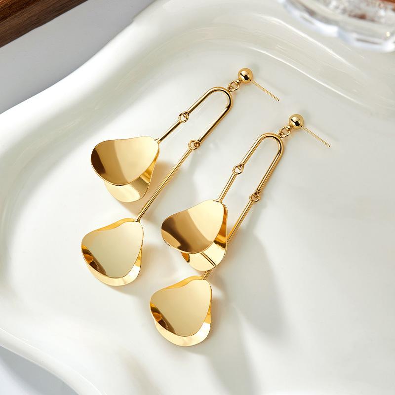 Smooth petal fringed stud earrings new cold wind earrings niche simple personality versatile earrings women
Smooth petal fringed stud earrings new cold wind earrings niche simple personality versatile earrings women